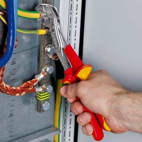 ALLIGATOR клещи переставные VDE, зев 50 мм, длина 250 мм, хром, 2-комп диэлектрические ручки, SB ALLIGATOR клещи переставные VDE, зев 50 мм, длина 250 мм, хром, 2-комп диэлектрические ручки, SB