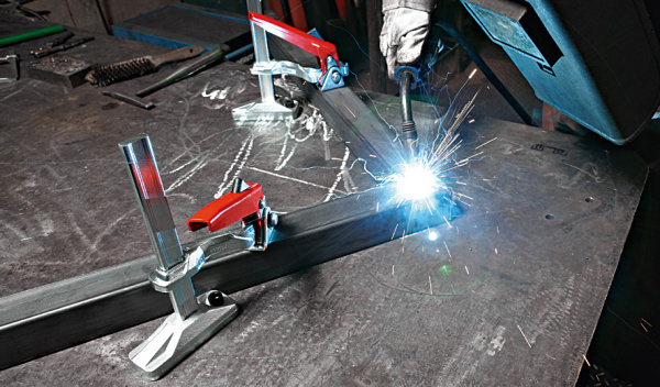 BS2N Зажим настольный рычажный, ширина зажима 200 мм, вынос 100 мм, рейка 19.5 x 9.5 мм, 10 кН, отв. для крепёжного винта Ø10.5 мм BS2N Зажим настольный рычажный, ширина зажима 200 мм, вынос 100 мм, рейка 19.5 x 9.5 мм, 10 кН, отв. для крепёжного винта Ø10.5 мм