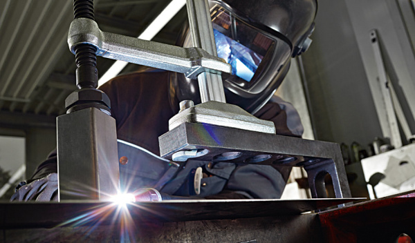 BSG21-14 Зажим настольный,  ширина зажима 210 мм, вынос 140 мм, рейка 30 x 15 мм, 12 кН, Т-ручка BSG21-14 Зажим настольный,  ширина зажима 210 мм, вынос 140 мм, рейка 30 x 15 мм, 12 кН, Т-ручка