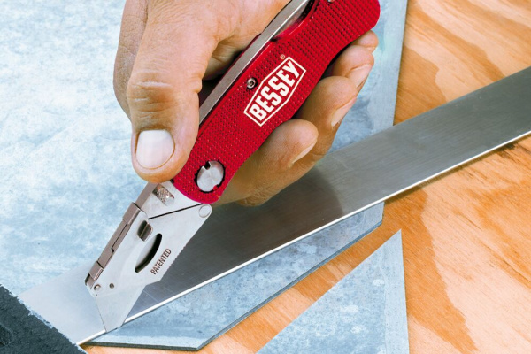 DBKAH-EU Нож складной строительный, быстрая замена лезвий, отсек для запасных лезвий, алюминиевая ручка DBKAH-EU Нож складной строительный, быстрая замена лезвий, отсек для запасных лезвий, алюминиевая ручка