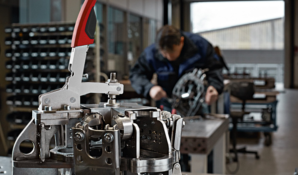 STC-VH20 Зажим вертикальный с коленчатым рычагом, 2.5 кН, с открытым плечом и горизонтальным основанием 35 STC-VH20 Зажим вертикальный с коленчатым рычагом, 2.5 кН, с открытым плечом и горизонтальным основанием 35