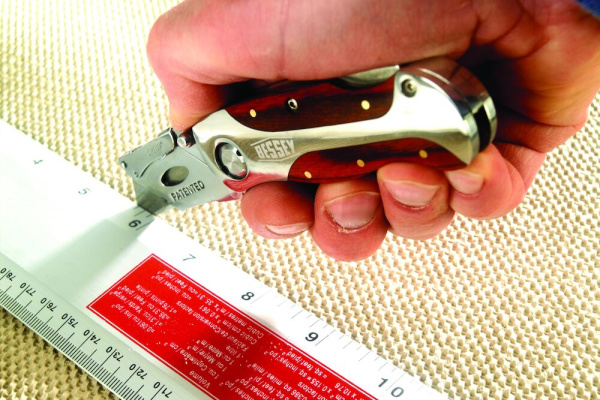 DBKWH-EU Нож складной строительный, быстрая замена лезвий, отсек для запасных лезвий, деревянная ручка DBKWH-EU Нож складной строительный, быстрая замена лезвий, отсек для запасных лезвий, деревянная ручка